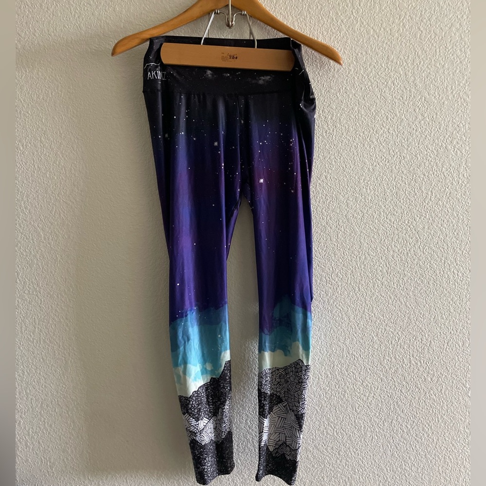Akinz leggings Northern Lights mountain design. Made in USA/Colorado. Large